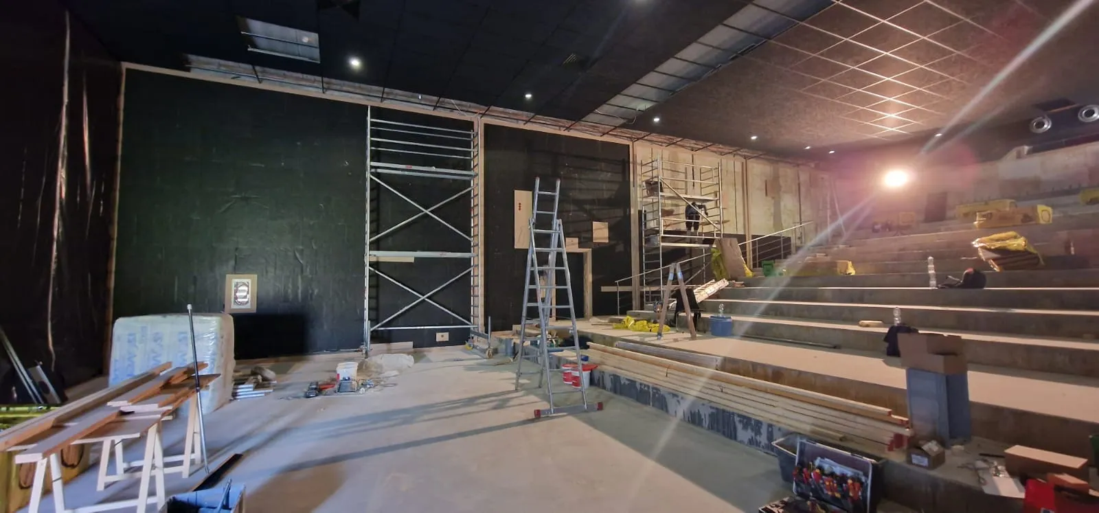 Trockenbau und Akustikdeckenmontage im Kinosaal, Bauphase im Cineplex Warburg